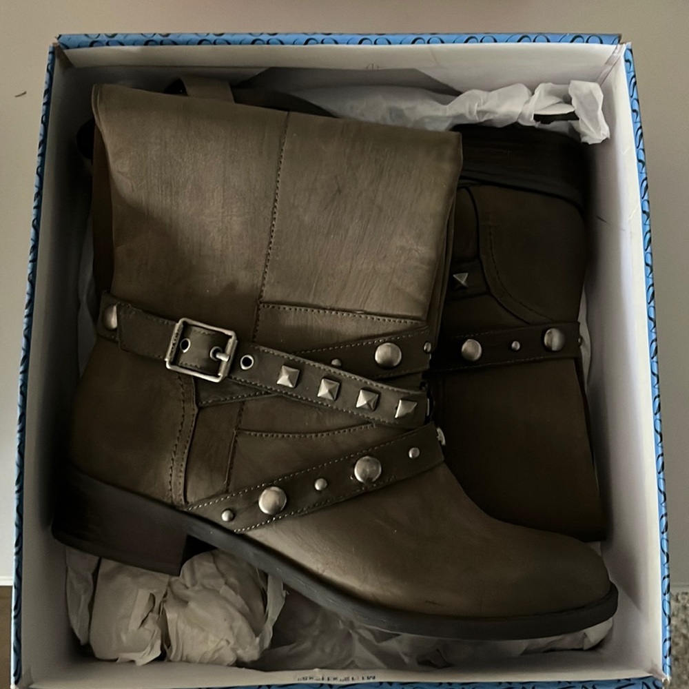 Women’s size 9 pull on boots